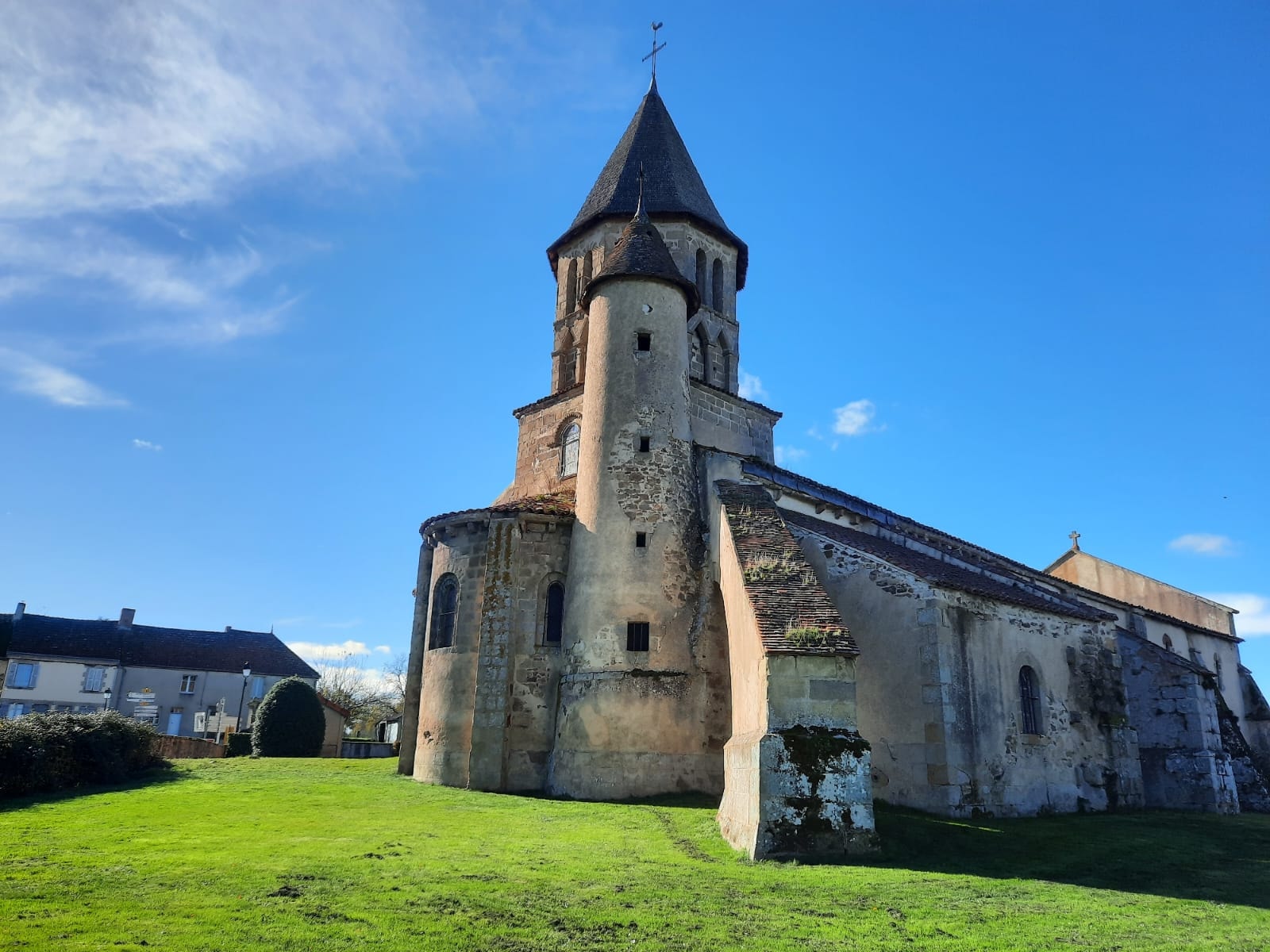 Église romane du XIe siècle à Chappes