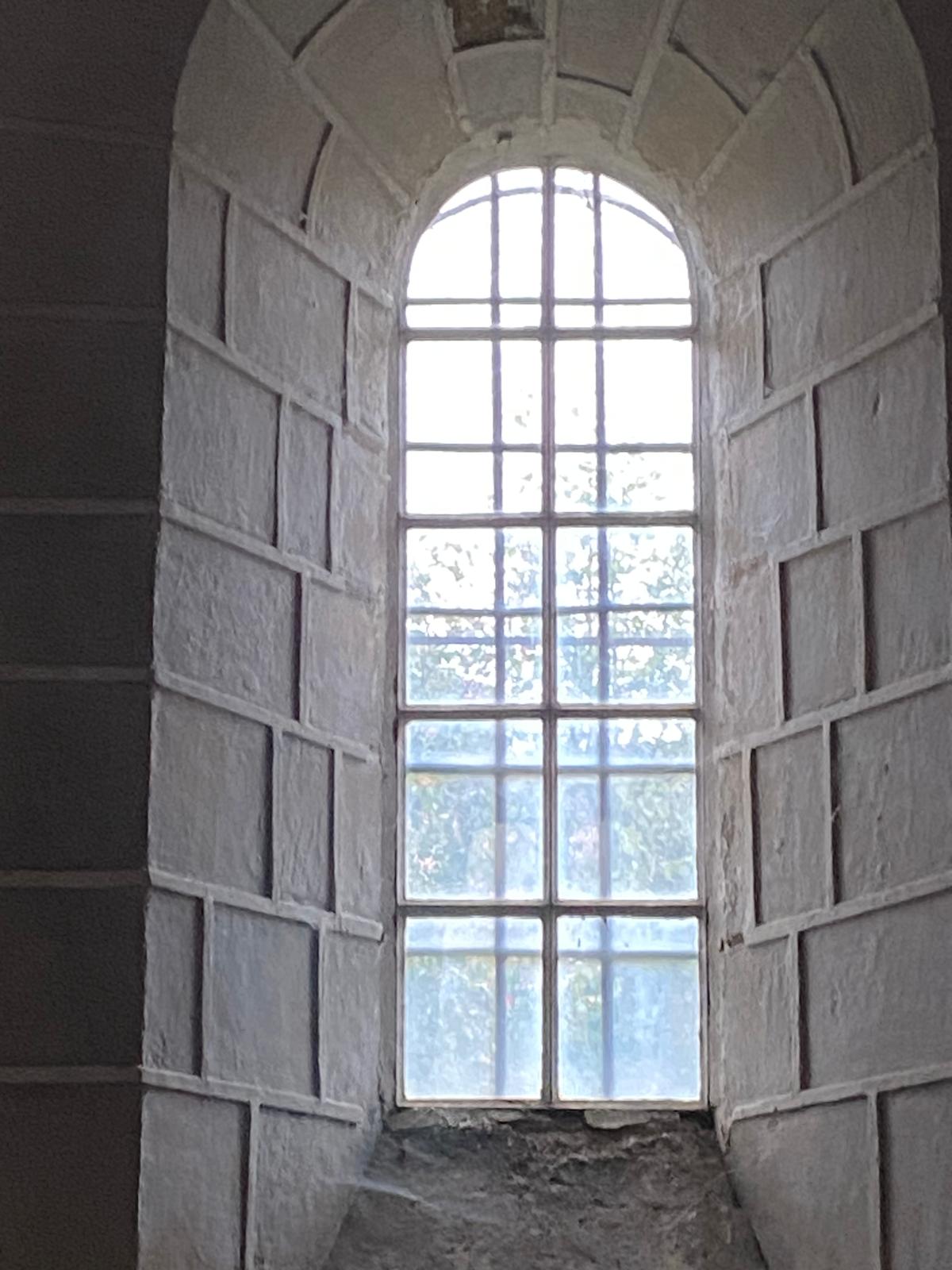 Ouverture avec verres blancs à remplacer par des vitraux