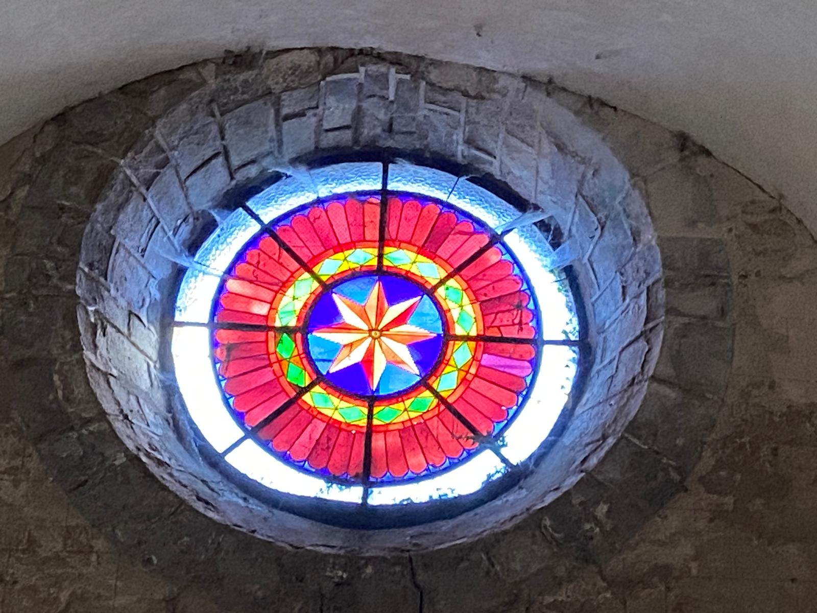 Rosace endommagée de l'église Sainte-Anne nécessitant restauration